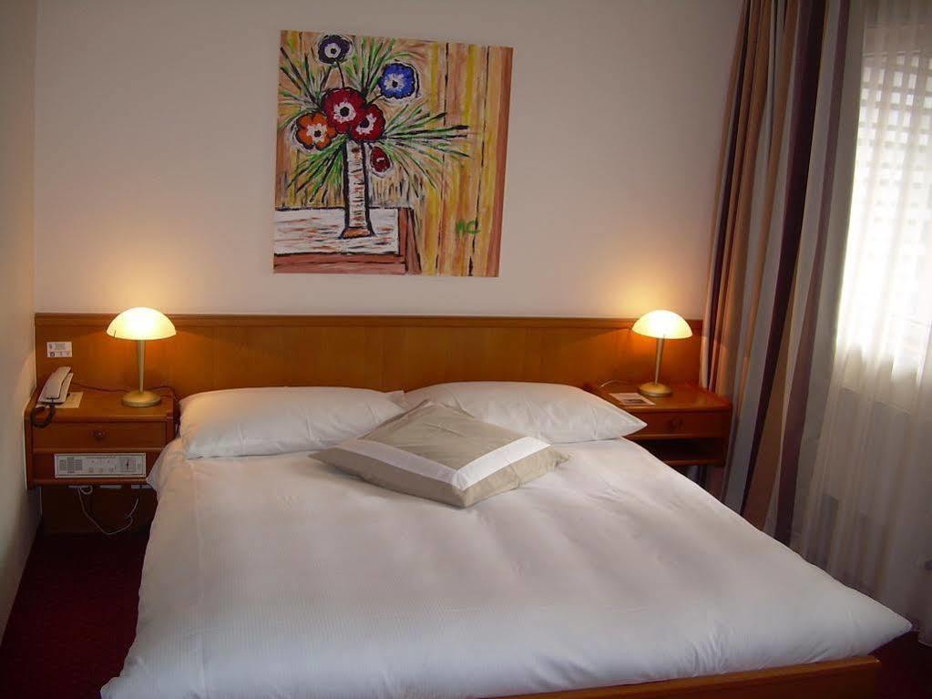 Hotel Des Trois Rois Le Locle Exterior photo